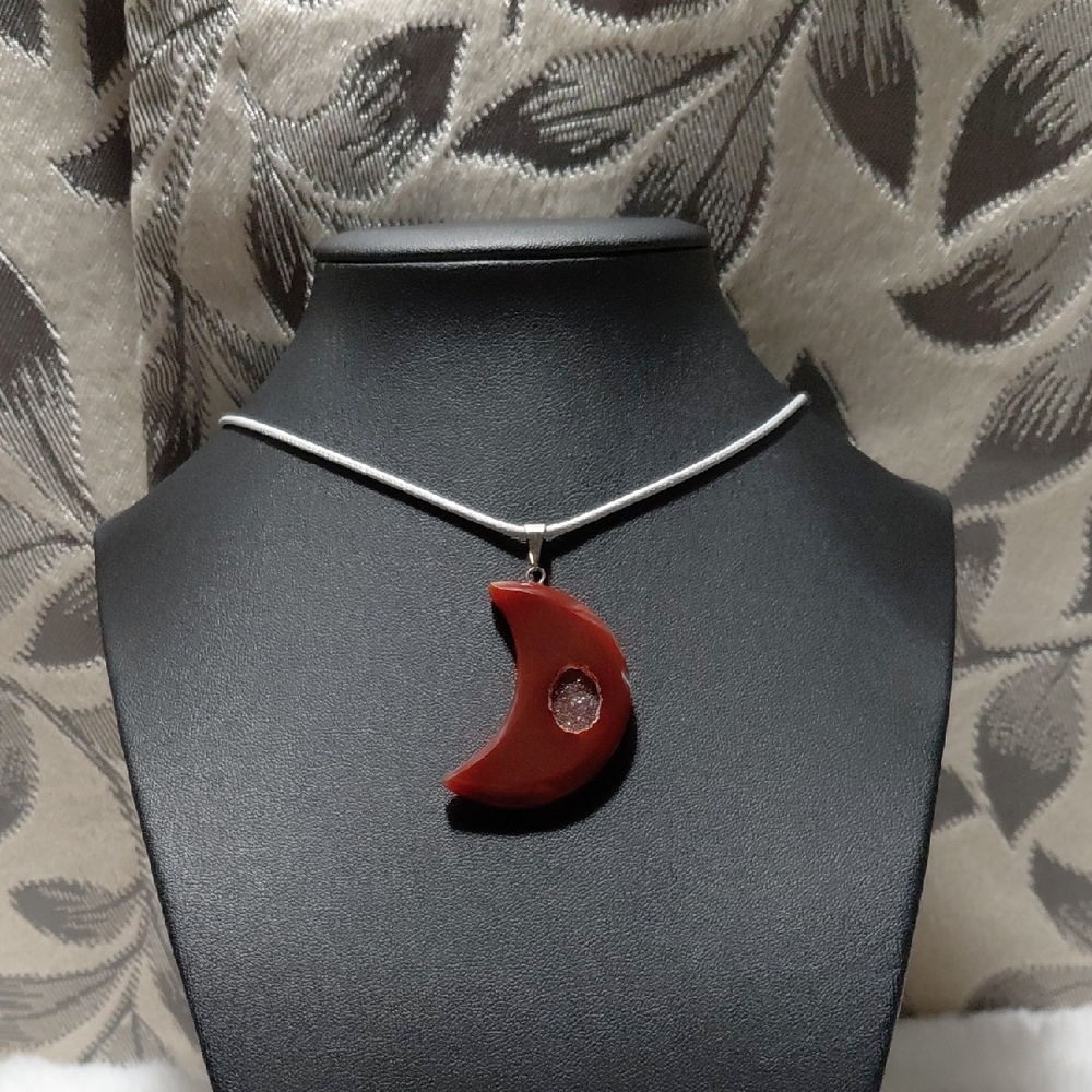 Elegant Brown AgateCrescent Moon Pendant Necklace
